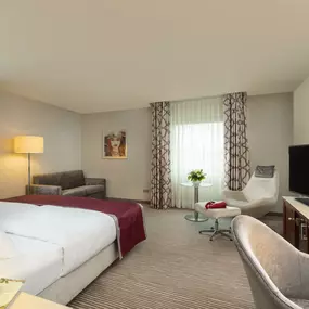 Das Comfort Familienzimmer im Maritim Hotel Bonn bietet reichlich Platz für Familien und eine gemütliche Atmosphäre. Perfekt für einen entspannten Urlaub mit viel Komfort.