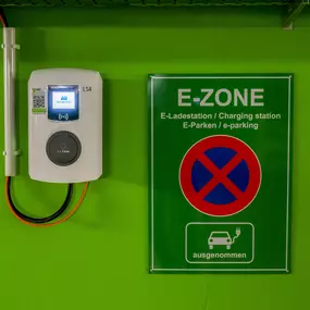 Die Elektroladestation im Maritim Hotel Bonn ermöglicht Gästen das Laden ihres Elektroautos direkt vor Ort. Ideal für nachhaltiges Reisen und komfortable Mobilität.