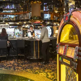 Elegante Innenansicht der Bar im Maritim Hotel Köln, ausgestattet mit einer juke box