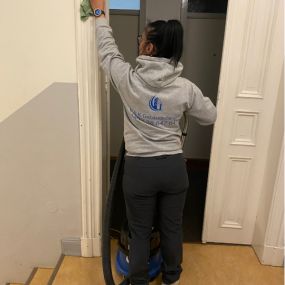 Gründliche Treppenhausreinigung - 

Stufe für Stufe

Neben der Hygiene vermittelt das Treppenhaus den ersten Eindruck Ihres Gebäudes. Es ist so etwas wie die Visitenkarte Ihres Betriebes. Die V&K Gebäudedienste aus Hamburg übernimmt für Sie als Unternehmer, Vermieter oder Gebäudeverwaltung fachgerecht und zuverlässig zu fairen Konditionen die Treppenhausreinigung, damit der erste Eindruck ein positives Gefühl hinterlässt.

Überlassen Sie unseren Profis die Treppenhausreinigung in Hamburg und Umg