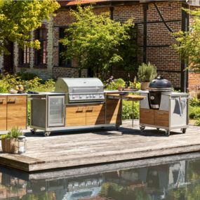 Outdoorküchen – flexibel draußen kochen
Ein Grillfest unter Freunden, gemütliche Familienfeiern unter dem Sternenhimmel oder ein klassisches BBQ mit den Nachbarn – all das ist mit einer Gartenküche problemlos machbar. Eine gut ausgestattete Außenküche bietet vielfältige Gelegenheiten und Möglichkeiten für gutes Essen. In diesem Artikel offenbaren wir, warum sich eine Anschaffung für Sie lohnen kann.