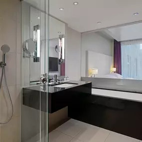 Suite bathroom