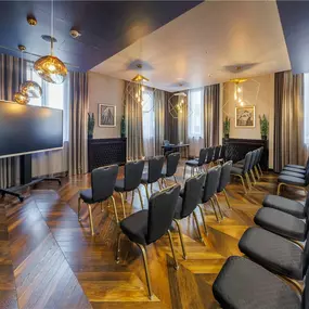 Park Plaza Lounge Theater side