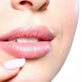 Schöne sinnlich geformte Lippen unterstreichen jedes Lächeln. Dank Hyaluronsäure wird der Traum von vollen Lippen war!