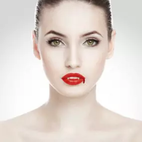 Die Platelet Rich Plasma Therapie oder auch Vampir Lift genannte Behandlung macht sich die Wachstumsfaktoren des eigenen Blutes zu Nutzen. In ihrem Verlauf wird dem Patienten eine geringe Menge Blut entnommen, dieses Blut zentrifugiert und andere zu behandelnden Stelle wieder injiziert.