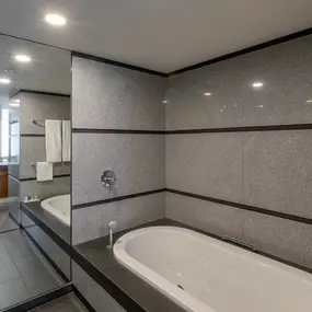 Junior Suite bathtub