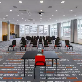 Seo Theater hinter Moderator mittig