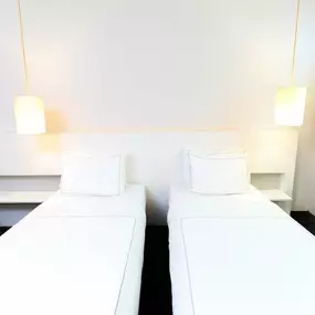 Guest room twin