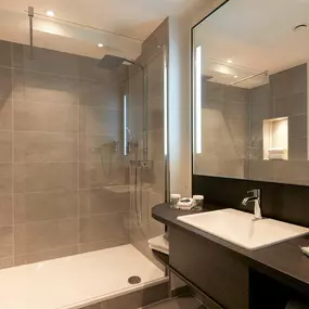 Suite bathroom