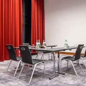 Exchange meeting room with U-shape seating