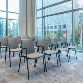 Nasdaq, Nikkei Dax meeting room theater seating