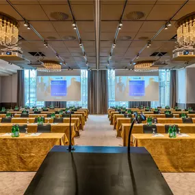 Meeting Room Lübeck I+II classroom set-up front view