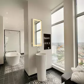 Sky Suite Corner Deluxe bathroom