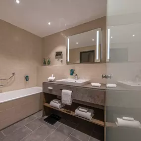 Suite bathroom