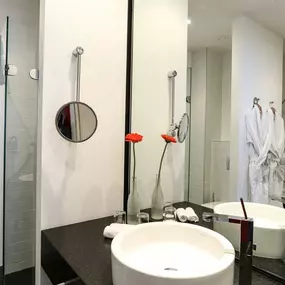 Suite bathroom