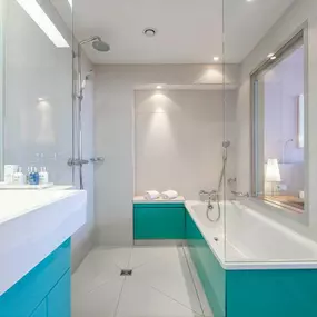 Suite bathroom