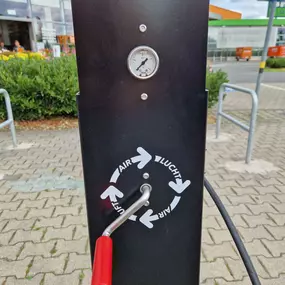 Fahrradstation vor dem Markt