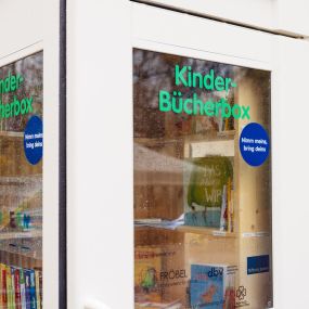Fröbel-Kindergarten Zwergenland in Leipzig, Kinderbücherbox © 2024 Franziska Werner (FeinesBild) für Fröbel e.V. Alle Rechte vorbehalten.