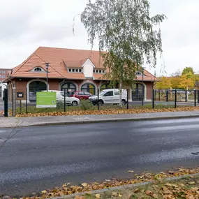 Strassenansicht, FRÖBEL-Kindergarten Sonne, Mond und Sterne in Berlin-Buch, © 2022 FRÖBEL e.V. Alle Rechte vorbehalten