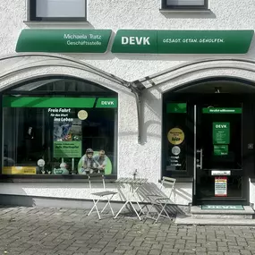 Außenansicht und Schaufenster der DEVK Versicherungsagentur Michaela Tratz in Wiehl