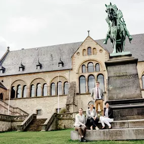 Agenturteam der DEVK Versicherung aus Goslar vor der Kaiserpfalz