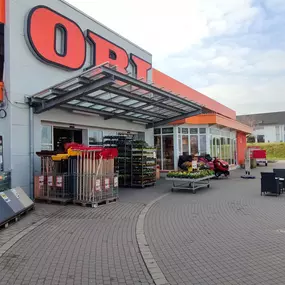 OBI Frühjahr vor dem Markt