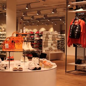 Schuh Mücke in München im daseinstein Einkaufszentrum Taschen und Accessoires