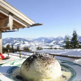 Feiner Germknödel mit Vanillesoße und Mohn – im Winter auf der Weltcup-Hütte.