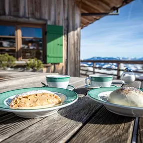 Germknödel, Apfelstrudel und Kaffee auf der Terrasse der Weltcup-Hütte.