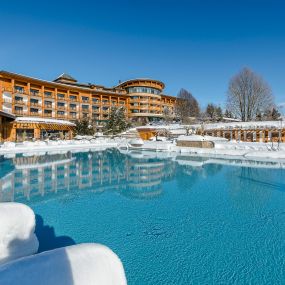 Sportpool im Winter mit Blick auf die Hotelfassade.