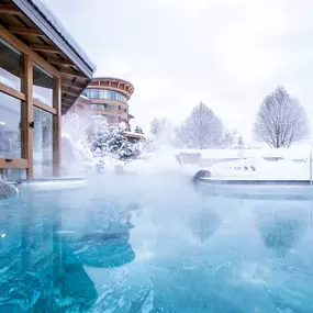 Außenpool des Hotels im Winter.