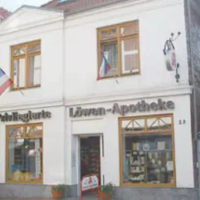 Aussenansicht der Privil. Löwen-Apotheke