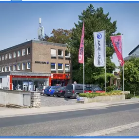 Parkplatz vor Radsport Ganser
Rechts am Geschäft vorbei ist der Eingang, Sie finden uns auf der ersten Etage.