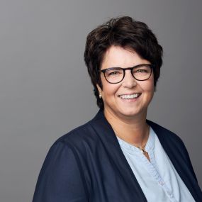 Petra Steinkamp ist seit über 20 Jahren erste Ansprechpartnerin der Kunden der Signal Iduna Döbler&Voß in Gütersloh. Sie ist die 