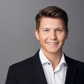 Nils Monkenbusch hat seine Ausbildung zum Kaufmann für Versicherung und Finanzen in der Agentur der Signal Iduna Döbler&voß in Gütersloh gemacht und diese 2020 erfolgreich abgeschlossen.