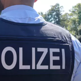 Polizist in Dienstkleidung