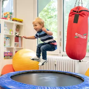 Junge beim Trampolin springen