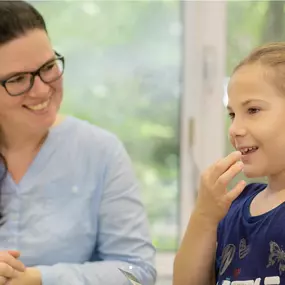 Melanie mit Kind bei Sprechübungen
Praxis für Sprachtherapie