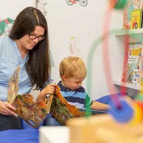 Melanie mit Kind beim Lesen
Praxis für Sprachtherapie