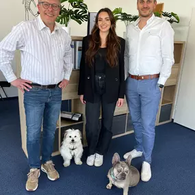 Teamfoto mit Bürohunden Cooper und Lilo