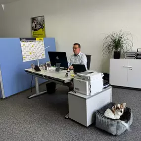 INTER Versicherung Armin Roggenstein am Schreibtisch