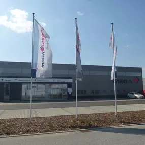 Standortbild Eingang mit Fahnen, MEGA eG Bautzen, Großhandel für Maler, Bodenleger und Stuckateure