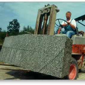 Transport Granitblock -  Franz X. Hupf Steinmetzbetrieb GmbH München