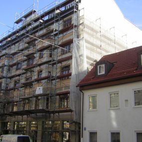 Rotes Haus mit wand - Gerüstbau Brunner GmbH München