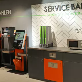 tegut... Quartier Fulda Service Bar und Selbstcheckout-Kassen