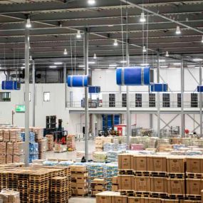 Hallen-Staubabsauganlage DFI 8500 reduziert das Staubaufkommen im Distributionszentrum von Welkoop um über 75%.