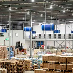 Hallen-Staubabsauganlage DFI 8500 reduziert das Staubaufkommen im Distributionszentrum von Welkoop um über 75%.