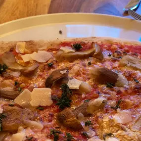 Pizza essen in Wangen
Mit frischer Tomatensauce und hochwertigen Belägen backen wir unsere Pizzen frisch in unseren heißen Pizzaofen. 

Eine kreative Küche liegt uns am Herzen und so lassen wir uns immer wieder von verschiedenen Zutaten inspirieren. Gerade bei der Pizza lässt uns hier viel Raum für Ideen. Lassen Sie sich überraschen!