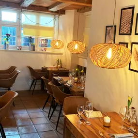 Geschichte trifft auf Gemütlichkeit - in unserem denkmalgeschützen Gebäude gibt es richtig was zu erzählen
Gemütliche Ecken laden zum abendlichen Verweilen ein. Unser Restaurant in Wangen in der historischen Altstadt Wangens in Spitalstraße, hat eine richtige Geschichte zu erzählen. Lesen Sie es auf unserer Webseite oder Fragen Sie uns gerne!