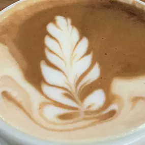 Frisch gerösteter Kaffee aus der Bodensee-Region
Die kleine aber feine Familien-Kaffeerösterei Hensler ist ein richtiges Traditionsunternehmen aus Lindau im Bodensee. Ein feinen Kaffee nach dem Essen lädt dazu ein, das Ambiente unseres Restaurants in Wangen noch zu verweilen.